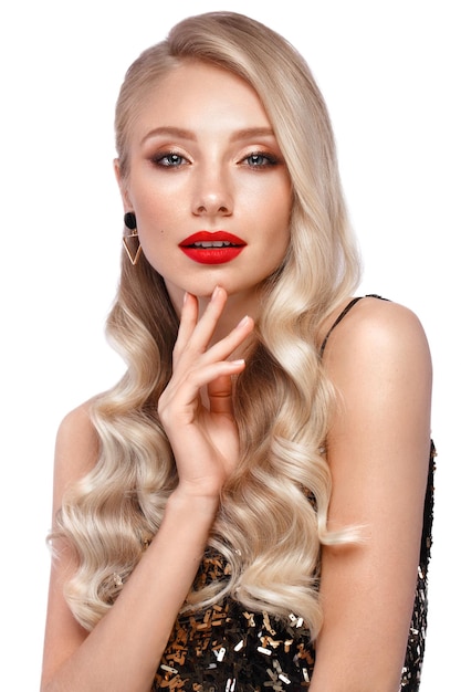 Hermosa rubia a la manera de Hollywood con rizos de maquillaje natural y labios rojos Belleza cara y cabello