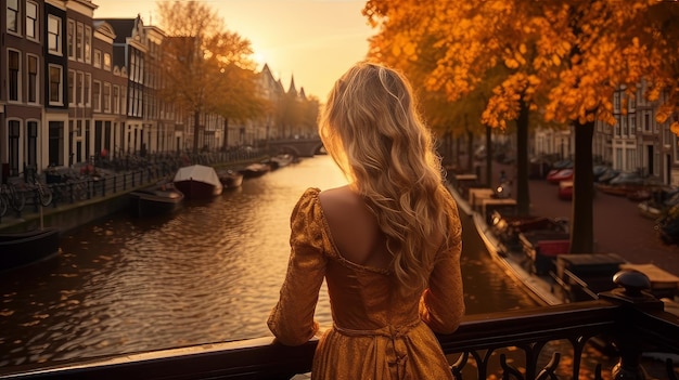 Hermosa rubia en otoño en Amsterdam