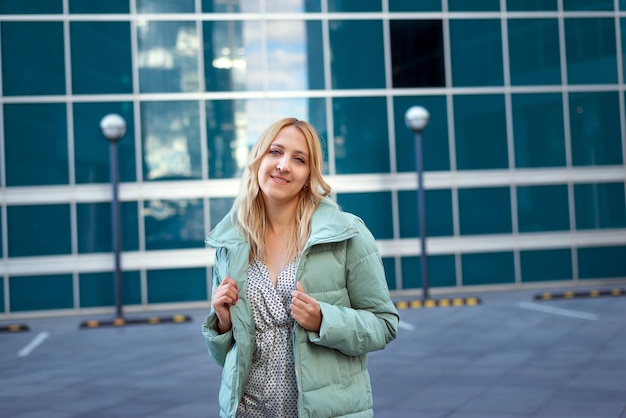 Hermosa rubia posando en la ciudad