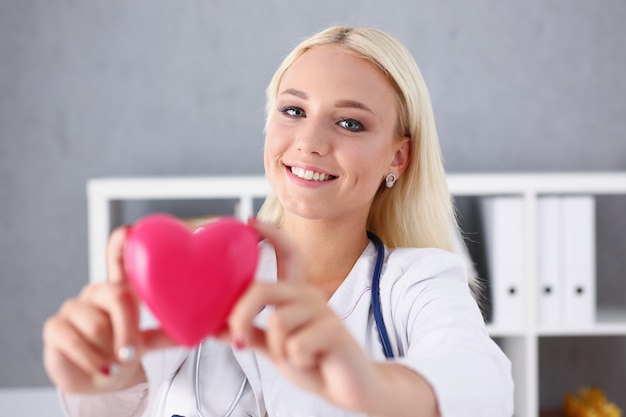 Hermosa rubia sonriente doctora espera