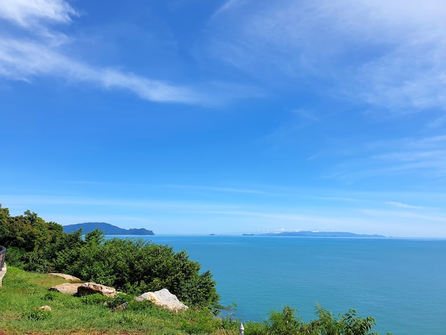 Hermosa ruta costera escénica a lo largo de la costa del Golfo de Tailandia