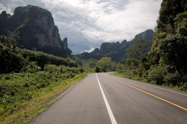 Hermosa ruta romántica de montaña en Tailandia Curva de carretera tropical en la jungla Vista panorámica Carretera Paisaje Parte norte de Tailandia