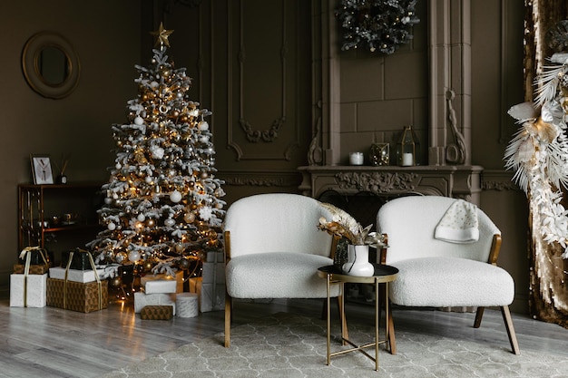 Una hermosa sala de estar decorada para Navidad