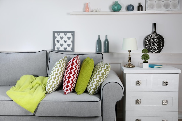 Hermosa sala de estar moderna con sofá gris