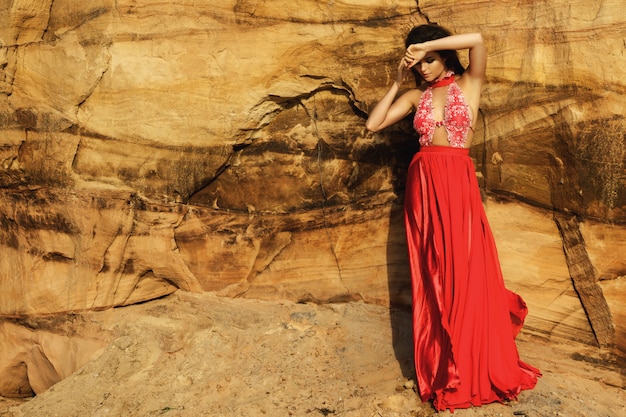 Hermosa y sensual mujer con vestido rojo de lujo