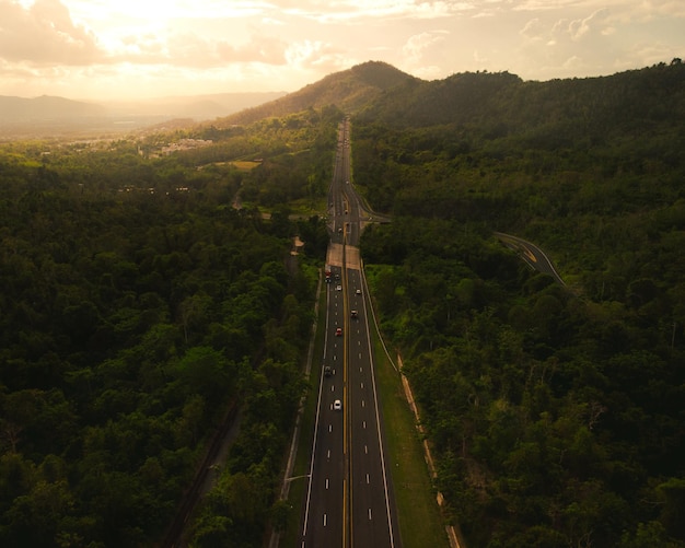 Hermosa sesión de drones en la carretera de la hora dorada alrededor de la naturaleza en Puerto Rico