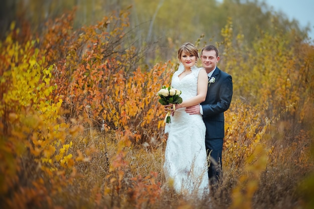 Hermosa sesión fotográfica de boda en la naturaleza