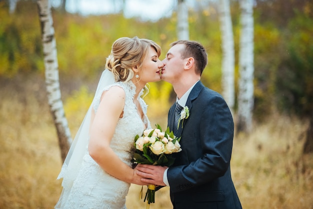 Hermosa sesión fotográfica de boda en la naturaleza