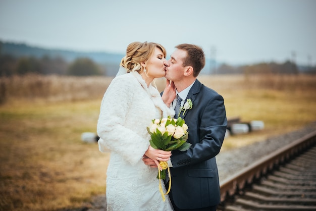 Hermosa sesión fotográfica de boda en la naturaleza