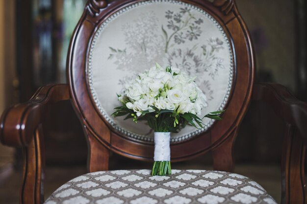 Foto una hermosa silla tapizada con un ramo de flores 5126