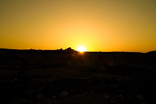 Hermosa silueta de un fondo de desierto de montaña