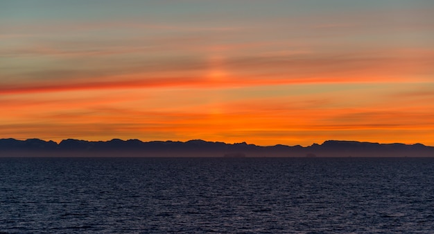 Hermosa sinrise en Groenlandia. Iceberg en el mar.