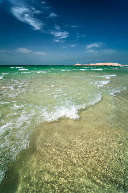 Hermosa y soleada playa de Jumeirah en Dubái con aguas cristalinas y un increíble cielo azul Dubái, Emiratos Árabes Unidos