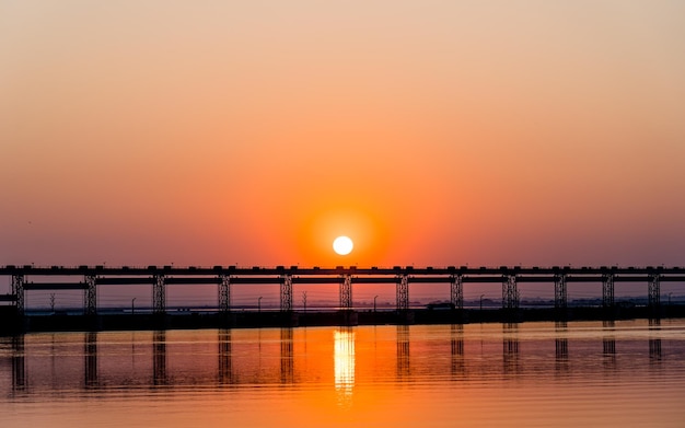 Hermosa y sombría vista de la puesta de sol en el río Koshi en Nepal.