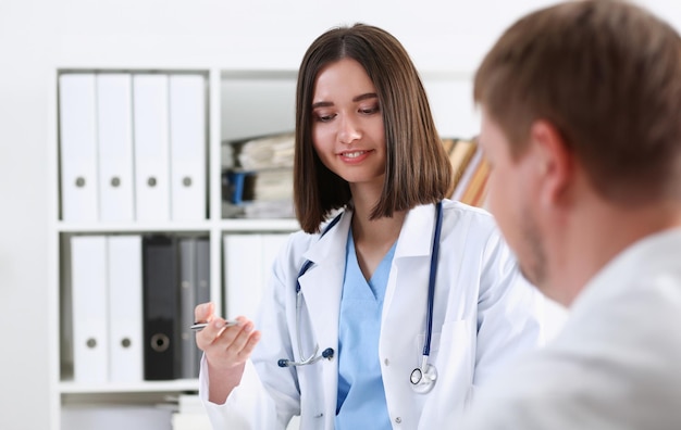 La hermosa y sonriente doctora sostiene