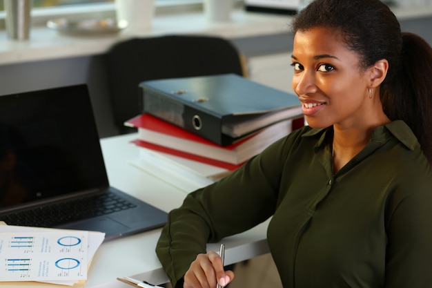 Hermosa sonrisa empresaria retrato lugar de trabajo