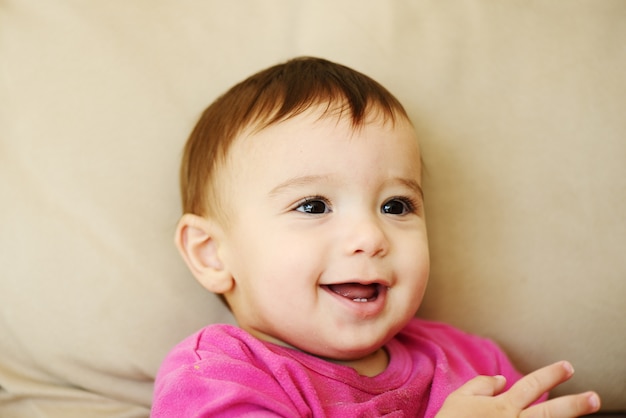 Hermosa sonrisa lindo bebé alegre