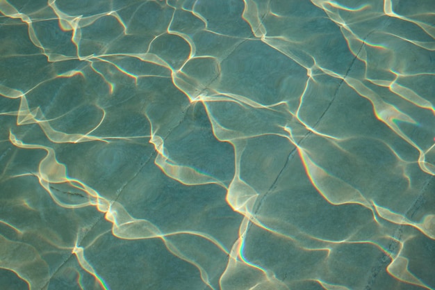 Hermosa superficie de agua que se refleja con la luz del sol de fondo o banner