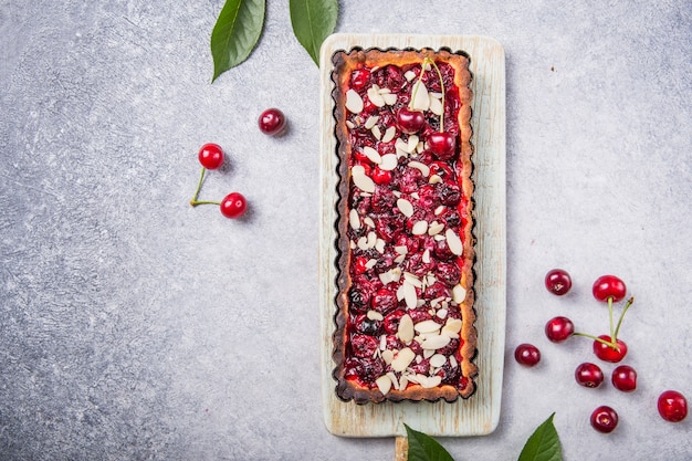 Hermosa tarta de cerezas recién hecha decorada con chips de almendra