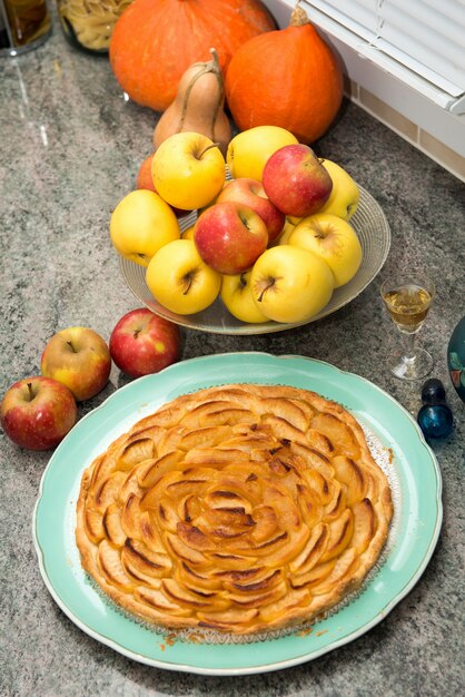 Hermosa tarta de manzana con manzanas rojas y amarillas