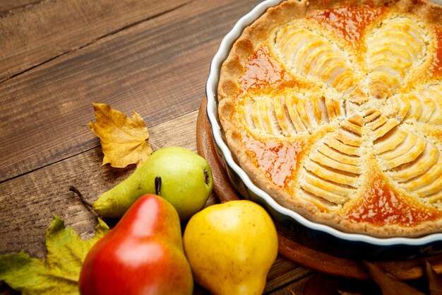 Hermosa tarta de pera orgánica fresca