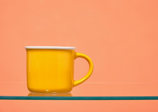 Foto hermosa taza amarilla para una variedad de bebidas copiar espacio para texto