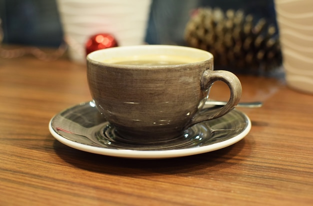 Hermosa taza de cerámica con té en un café