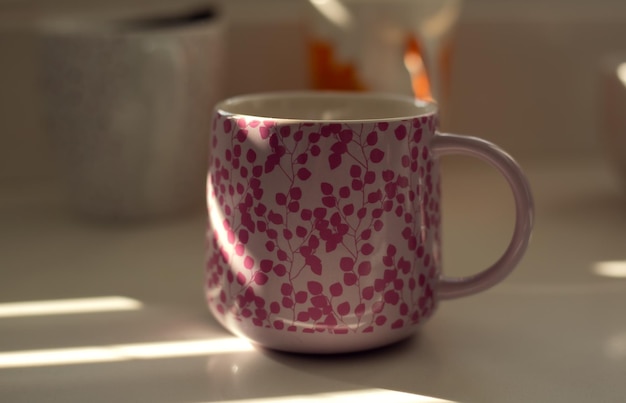 Hermosa taza en la mesa de la cocina