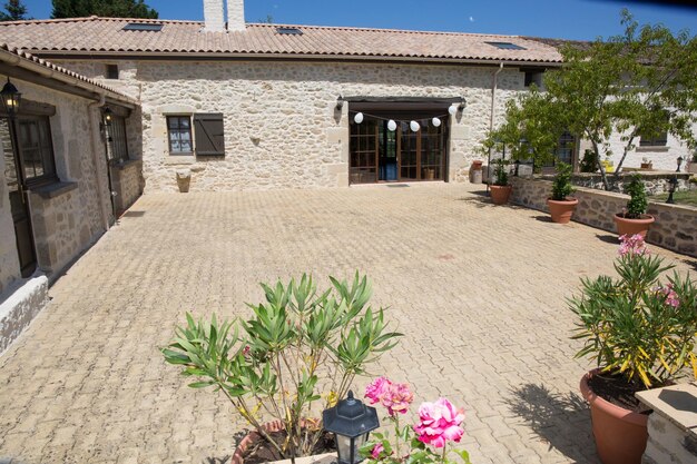 hermosa terraza en casa antigua, vista de verano