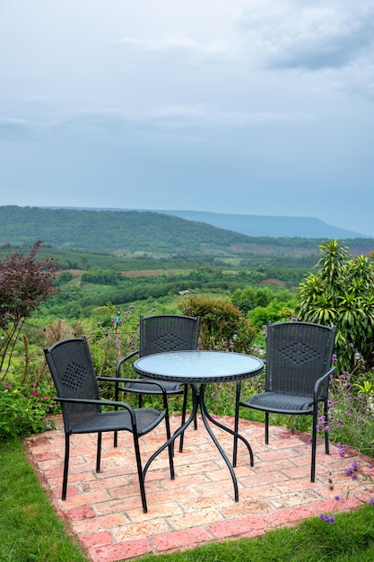 Hermosa terraza lounge con vista a la montaña en temporada de lluvia