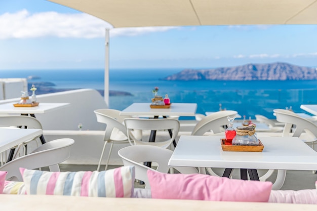 Hermosa terraza con mesa y sillas modernas en el restaurante al aire libre Thira, isla de Santorini, Grecia