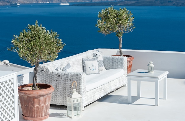 Hermosa terraza sobre Santorini