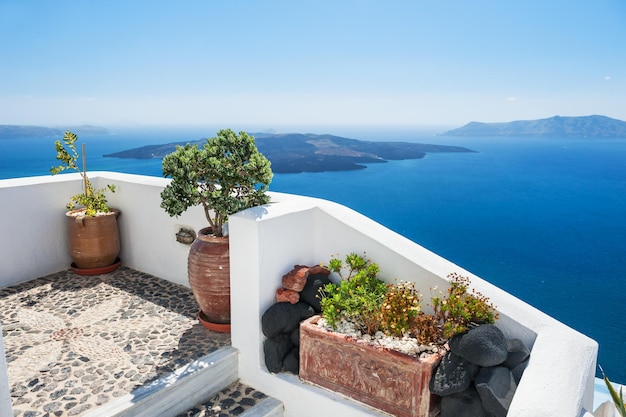 Hermosa terraza con vista al mar. Arquitectura blanca en la isla de Santorini, Grecia.