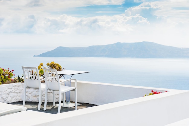 Hermosa terraza con vista al mar. Arquitectura blanca en la isla de Santorini, Grecia.