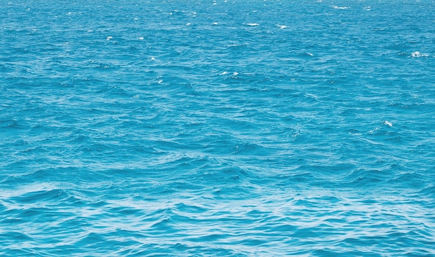 Hermosa textura de agua de mar azul