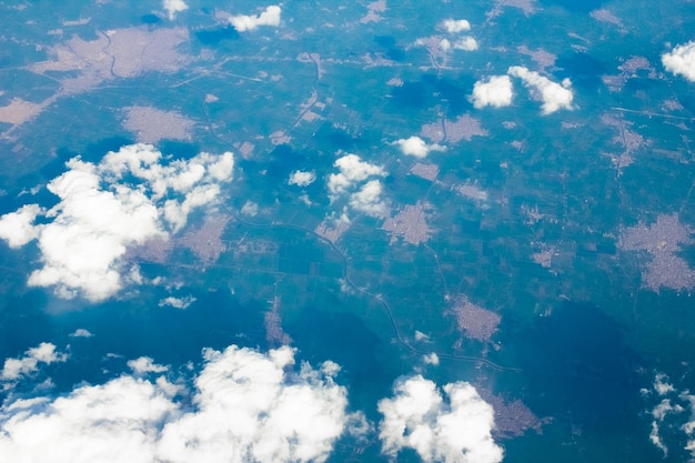 Hermosa tierra y mar desde un fondo de avión de ventana