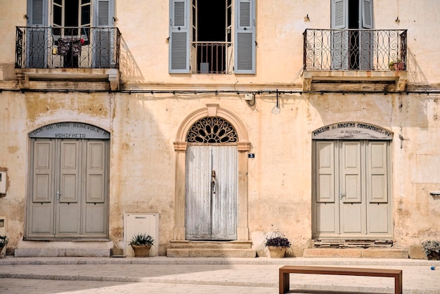 Hermosa toma de apartamentos antiguos y antiguos con balcones en Bonifacio