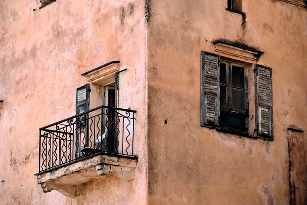 Hermosa toma de apartamentos antiguos y antiguos con balcones en Bonifacio