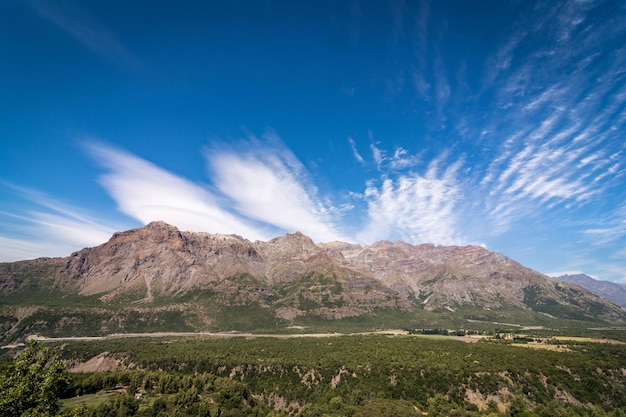 Hermosa toma de colinas y montañas cubiertas de vegetación en la Reserva Nacional Río Los Cipreses en Chile