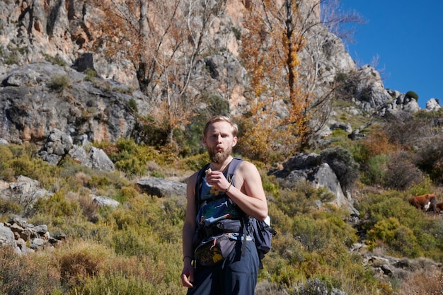 Una hermosa toma de un excursionista comiendo en las montañas