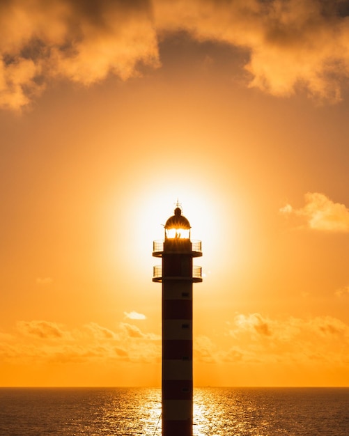 Foto hermosa toma de un faro durante la puesta de sol.