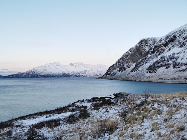 Hermosa toma de montañas nevadas y paisajes en la isla Kvaloya de Noruega