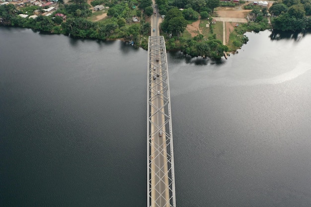 Hermosa toma del Puente Adomi en Ghana