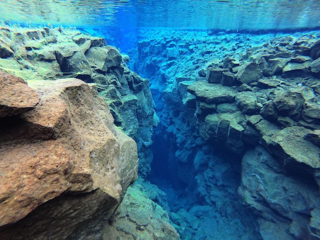 Hermosa toma submarina de rocas, Silfra buceando en el Parque Nacional Thingvellir en Islandia