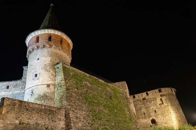 Hermosa torre del castillo en la noche Textura de piedra natural