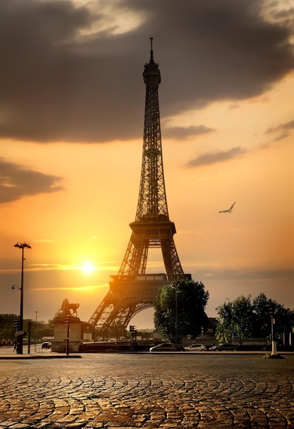 Hermosa Torre Eiffel en París al amanecer, Francia