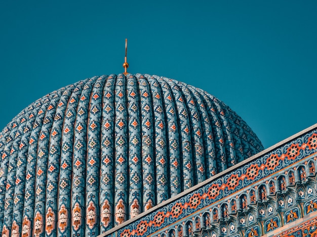 Hermosa torre de la mezquita contra el cielo azul