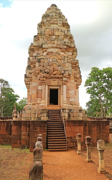 Hermosa torre principal o Prang de Sdok Kok Thom, antiguo templo jemer en la provincia de Sa Kaeo Tailandia
