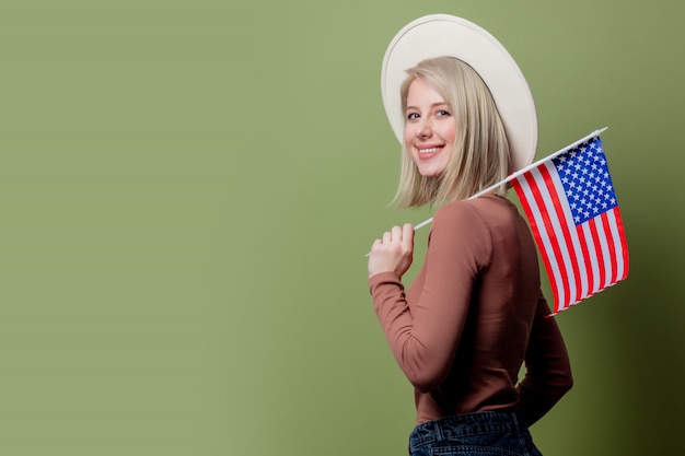 Hermosa vaquera con un sombrero con la bandera de los Estados Unidos de América