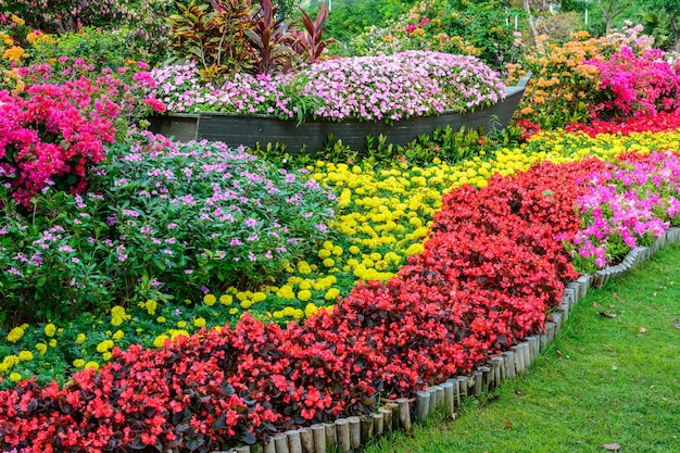 Hermosa vegetación, árboles, flores, lagos y estanques en el famoso parque tropical Bai Lu Gong Yuan, en la ciudad de Sanya. Isla de Hainan, China.